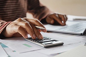 an individual calculating her projected retirement income through her annuity