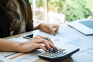 woman calculating her income replacement amount